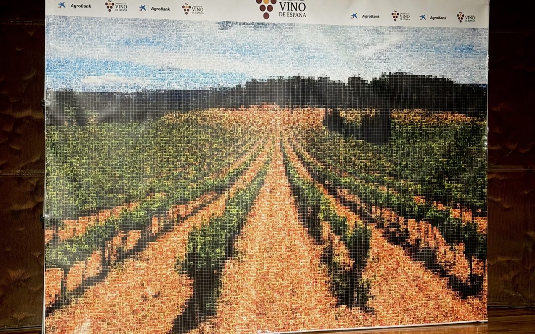Cerca de 400 personas crean con sus fotos el gran mural del vino de España