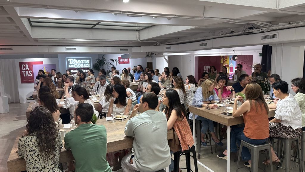 La iniciativa de la Interprofesional del Vino de España (OIVE) regresa en esta edición con una gran variedad de actividades: desde talleres de maridaje con hamburguesa, tortilla de patatas, steak tartar o comida tailandesa, a catas de vermut o catas comparativas de diferentes vinos de toda la geografía española. A todo ello se unirán también los talleres creativos