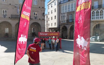 Más de 1.200 personas posan en el banco de OIVE para reivindicar el valor de la moderación